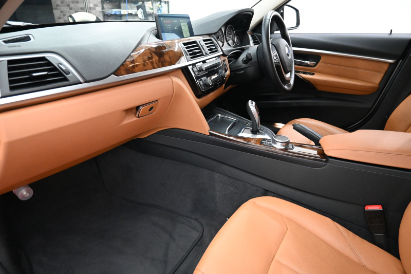 BMW 3シリーズ 320i ﾗｸﾞｼﾞｭｱﾘｰ　後期ﾓﾃﾞﾙ 正規D車 茶革 ﾋｰﾀｰ 純正ﾅﾋﾞ Bｶﾒﾗ Blouetoothｵｰﾃﾞｨｵ ACC LEDﾍｯﾄﾞﾗｲﾄ Sportﾓｰﾄﾞ 純正17ｲﾝﾁAW　2年保証付