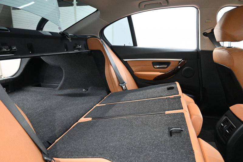 BMW 3シリーズ 320i ﾗｸﾞｼﾞｭｱﾘｰ　後期ﾓﾃﾞﾙ 正規D車 茶革 ﾋｰﾀｰ 純正ﾅﾋﾞ Bｶﾒﾗ Blouetoothｵｰﾃﾞｨｵ ACC LEDﾍｯﾄﾞﾗｲﾄ Sportﾓｰﾄﾞ 純正17ｲﾝﾁAW　2年保証付