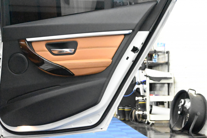 BMW 3シリーズ 320i ﾗｸﾞｼﾞｭｱﾘｰ　後期ﾓﾃﾞﾙ 正規D車 茶革 ﾋｰﾀｰ 純正ﾅﾋﾞ Bｶﾒﾗ Blouetoothｵｰﾃﾞｨｵ ACC LEDﾍｯﾄﾞﾗｲﾄ Sportﾓｰﾄﾞ 純正17ｲﾝﾁAW　2年保証付