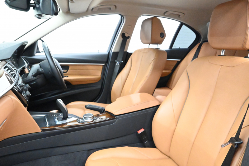 BMW 3シリーズ 320i ﾗｸﾞｼﾞｭｱﾘｰ　後期ﾓﾃﾞﾙ 正規D車 茶革 ﾋｰﾀｰ 純正ﾅﾋﾞ Bｶﾒﾗ Blouetoothｵｰﾃﾞｨｵ ACC LEDﾍｯﾄﾞﾗｲﾄ Sportﾓｰﾄﾞ 純正17ｲﾝﾁAW　2年保証付