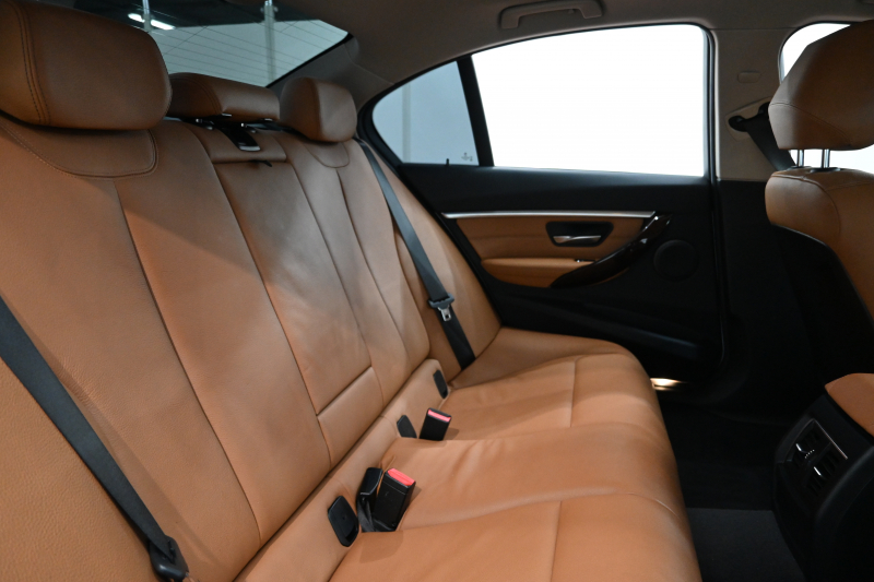 BMW 3シリーズ 320i ﾗｸﾞｼﾞｭｱﾘｰ　後期ﾓﾃﾞﾙ 正規D車 茶革 ﾋｰﾀｰ 純正ﾅﾋﾞ Bｶﾒﾗ Blouetoothｵｰﾃﾞｨｵ ACC LEDﾍｯﾄﾞﾗｲﾄ Sportﾓｰﾄﾞ 純正17ｲﾝﾁAW　2年保証付