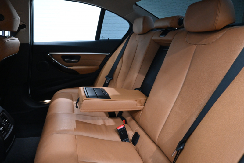 BMW 3シリーズ 320i ﾗｸﾞｼﾞｭｱﾘｰ　後期ﾓﾃﾞﾙ 正規D車 茶革 ﾋｰﾀｰ 純正ﾅﾋﾞ Bｶﾒﾗ Blouetoothｵｰﾃﾞｨｵ ACC LEDﾍｯﾄﾞﾗｲﾄ Sportﾓｰﾄﾞ 純正17ｲﾝﾁAW　2年保証付