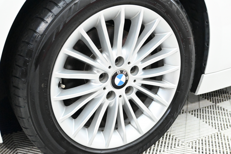 BMW 3シリーズ 320i ﾗｸﾞｼﾞｭｱﾘｰ　後期ﾓﾃﾞﾙ 正規D車 茶革 ﾋｰﾀｰ 純正ﾅﾋﾞ Bｶﾒﾗ Blouetoothｵｰﾃﾞｨｵ ACC LEDﾍｯﾄﾞﾗｲﾄ Sportﾓｰﾄﾞ 純正17ｲﾝﾁAW　2年保証付