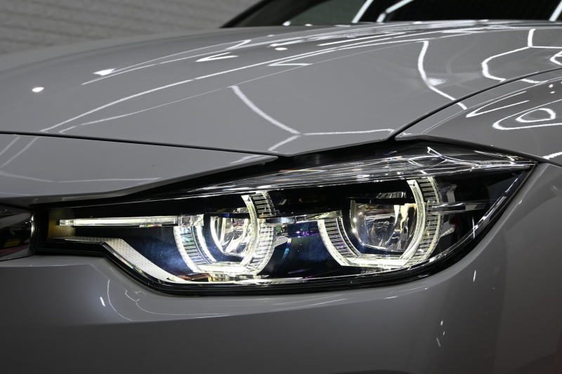 BMW 3シリーズ 320i ﾗｸﾞｼﾞｭｱﾘｰ　後期ﾓﾃﾞﾙ 正規D車 茶革 ﾋｰﾀｰ 純正ﾅﾋﾞ Bｶﾒﾗ Blouetoothｵｰﾃﾞｨｵ ACC LEDﾍｯﾄﾞﾗｲﾄ Sportﾓｰﾄﾞ 純正17ｲﾝﾁAW　2年保証付