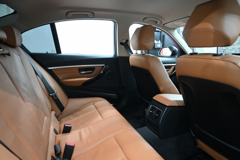 BMW 3シリーズ 320i ﾗｸﾞｼﾞｭｱﾘｰ　後期ﾓﾃﾞﾙ 正規D車 茶革 ﾋｰﾀｰ 純正ﾅﾋﾞ Bｶﾒﾗ Blouetoothｵｰﾃﾞｨｵ ACC LEDﾍｯﾄﾞﾗｲﾄ Sportﾓｰﾄﾞ 純正17ｲﾝﾁAW　2年保証付