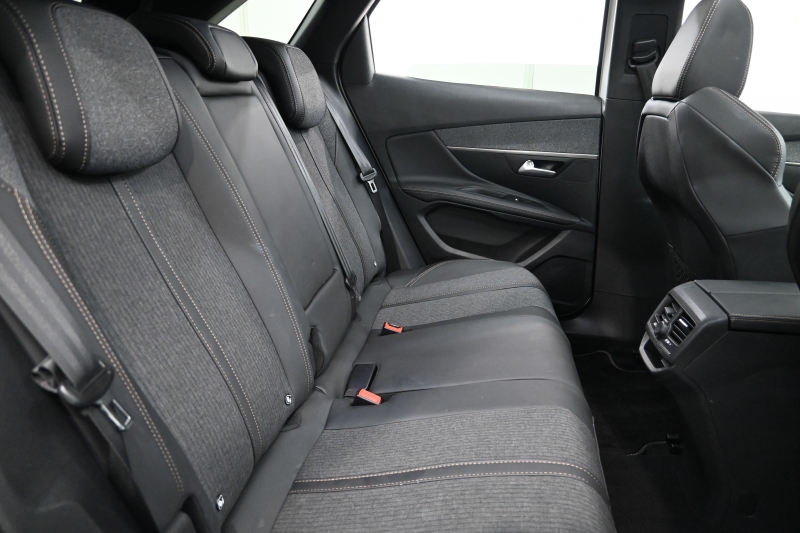 プジョー 3008 GT ﾌﾞﾙｰHDi　1ｵｰﾅｰ 正規D車 ACC 黒革 ﾊﾟﾉﾗﾏSR 純正ﾅﾋﾞ TV CarPlay Bｶﾒﾗ Blouetoothｵｰﾃﾞｨｵ LEDﾍｯﾄﾞﾗｲﾄ ｽｶｯﾌﾌﾟﾚｰﾄ 純正18ｲﾝﾁAW　2年保証付