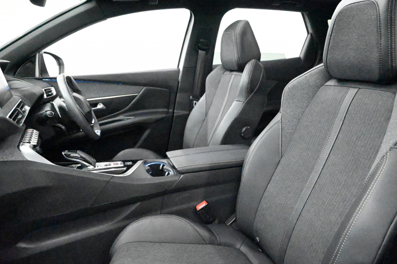 プジョー 3008 GT ﾌﾞﾙｰHDi　1ｵｰﾅｰ 正規D車 ACC 黒革 ﾊﾟﾉﾗﾏSR 純正ﾅﾋﾞ TV CarPlay Bｶﾒﾗ Blouetoothｵｰﾃﾞｨｵ LEDﾍｯﾄﾞﾗｲﾄ ｽｶｯﾌﾌﾟﾚｰﾄ 純正18ｲﾝﾁAW　2年保証付