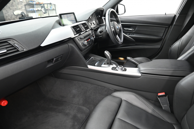 BMW 3シリーズ 320i Mｽﾎﾟｰﾂ　正規D車 ACC 黒革 ﾋｰﾀｰ 純正ﾅﾋﾞ TV Bｶﾒﾗ PTS LEDﾍｯﾄﾞﾗｲﾄ ｳｯﾄﾞ調ｲﾝﾃﾘｱ Sportﾓｰﾄﾞ ECOﾓｰﾄﾞ Mﾏﾙﾁﾌｧﾝｸｼｮﾝｽﾃｱﾘﾝｸﾞ Mｽｶｯﾌﾌﾟﾚｰﾄ 純正M18ｲﾝﾁAW　2年保証付