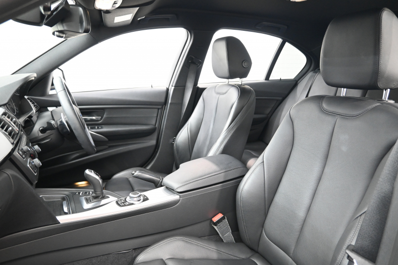 BMW 3シリーズ 320i Mｽﾎﾟｰﾂ　正規D車 ACC 黒革 ﾋｰﾀｰ 純正ﾅﾋﾞ TV Bｶﾒﾗ PTS LEDﾍｯﾄﾞﾗｲﾄ ｳｯﾄﾞ調ｲﾝﾃﾘｱ Sportﾓｰﾄﾞ ECOﾓｰﾄﾞ Mﾏﾙﾁﾌｧﾝｸｼｮﾝｽﾃｱﾘﾝｸﾞ Mｽｶｯﾌﾌﾟﾚｰﾄ 純正M18ｲﾝﾁAW　2年保証付