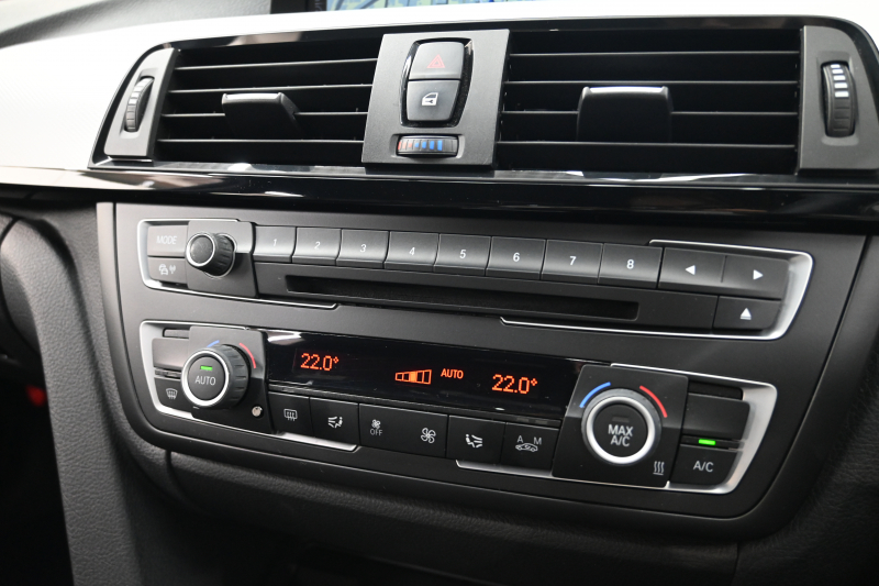 BMW 3シリーズ 320i Mｽﾎﾟｰﾂ　正規D車 ACC 黒革 ﾋｰﾀｰ 純正ﾅﾋﾞ TV Bｶﾒﾗ PTS LEDﾍｯﾄﾞﾗｲﾄ ｳｯﾄﾞ調ｲﾝﾃﾘｱ Sportﾓｰﾄﾞ ECOﾓｰﾄﾞ Mﾏﾙﾁﾌｧﾝｸｼｮﾝｽﾃｱﾘﾝｸﾞ Mｽｶｯﾌﾌﾟﾚｰﾄ 純正M18ｲﾝﾁAW　2年保証付