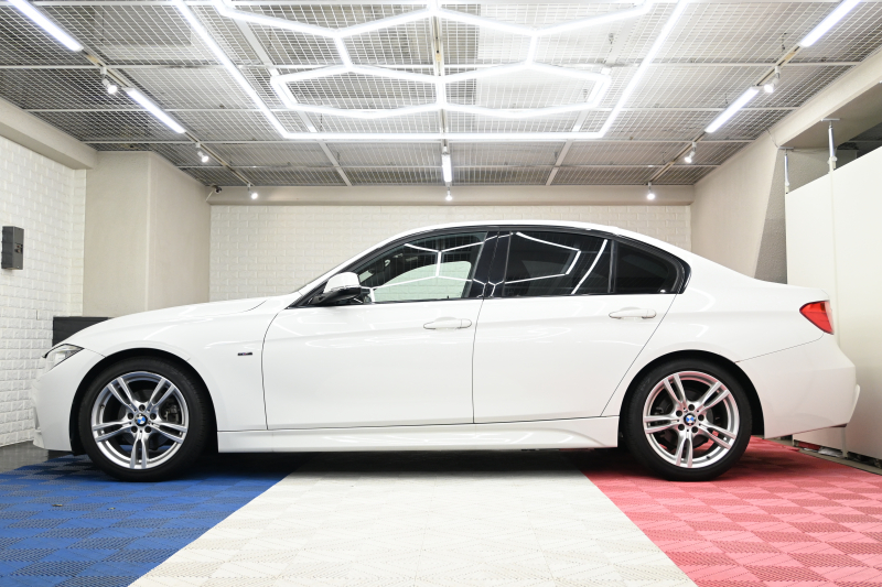 BMW 3シリーズ 320i Mｽﾎﾟｰﾂ　正規D車 ACC 黒革 ﾋｰﾀｰ 純正ﾅﾋﾞ TV Bｶﾒﾗ PTS LEDﾍｯﾄﾞﾗｲﾄ ｳｯﾄﾞ調ｲﾝﾃﾘｱ Sportﾓｰﾄﾞ ECOﾓｰﾄﾞ Mﾏﾙﾁﾌｧﾝｸｼｮﾝｽﾃｱﾘﾝｸﾞ Mｽｶｯﾌﾌﾟﾚｰﾄ 純正M18ｲﾝﾁAW　2年保証付