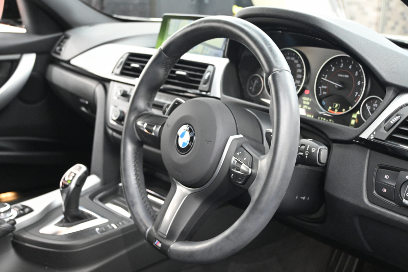 BMW 3シリーズ 320i Mｽﾎﾟｰﾂ　正規D車 ACC 黒革 ﾋｰﾀｰ 純正ﾅﾋﾞ TV Bｶﾒﾗ PTS LEDﾍｯﾄﾞﾗｲﾄ ｳｯﾄﾞ調ｲﾝﾃﾘｱ Sportﾓｰﾄﾞ ECOﾓｰﾄﾞ Mﾏﾙﾁﾌｧﾝｸｼｮﾝｽﾃｱﾘﾝｸﾞ Mｽｶｯﾌﾌﾟﾚｰﾄ 純正M18ｲﾝﾁAW　2年保証付