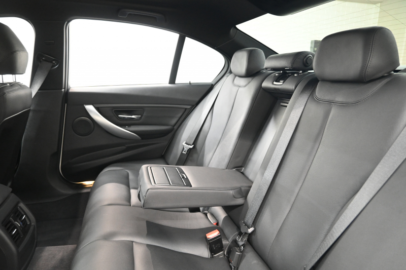 BMW 3シリーズ 320i Mｽﾎﾟｰﾂ　正規D車 ACC 黒革 ﾋｰﾀｰ 純正ﾅﾋﾞ TV Bｶﾒﾗ PTS LEDﾍｯﾄﾞﾗｲﾄ ｳｯﾄﾞ調ｲﾝﾃﾘｱ Sportﾓｰﾄﾞ ECOﾓｰﾄﾞ Mﾏﾙﾁﾌｧﾝｸｼｮﾝｽﾃｱﾘﾝｸﾞ Mｽｶｯﾌﾌﾟﾚｰﾄ 純正M18ｲﾝﾁAW　2年保証付