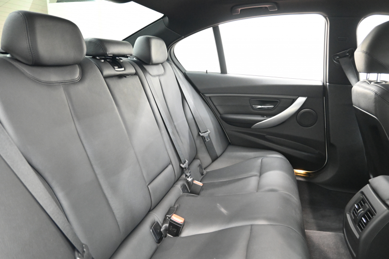 BMW 3シリーズ 320i Mｽﾎﾟｰﾂ　正規D車 ACC 黒革 ﾋｰﾀｰ 純正ﾅﾋﾞ TV Bｶﾒﾗ PTS LEDﾍｯﾄﾞﾗｲﾄ ｳｯﾄﾞ調ｲﾝﾃﾘｱ Sportﾓｰﾄﾞ ECOﾓｰﾄﾞ Mﾏﾙﾁﾌｧﾝｸｼｮﾝｽﾃｱﾘﾝｸﾞ Mｽｶｯﾌﾌﾟﾚｰﾄ 純正M18ｲﾝﾁAW　2年保証付