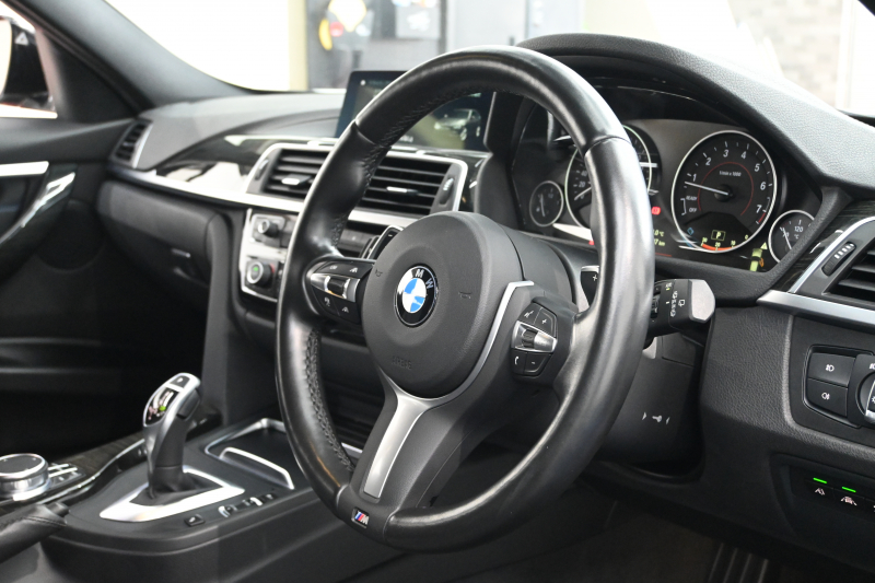BMW 3シリーズ 320i ﾂｰﾘﾝｸﾞ Mｽﾎﾟｰﾂ　正規D車 後期ﾓﾃﾞﾙ ACC 黒革 純正iDriveﾅﾋﾞ Bｶﾒﾗ Carplay Blouetoothｵｰﾃﾞｨｵ LEDﾍｯﾄﾞﾗｲﾄ SPORTﾓｰﾄﾞ 自動Rｹﾞｰﾄ  Mｴｱﾛ&18ｲﾝﾁAW 自動ﾄﾗﾝｸ　2年保証付
