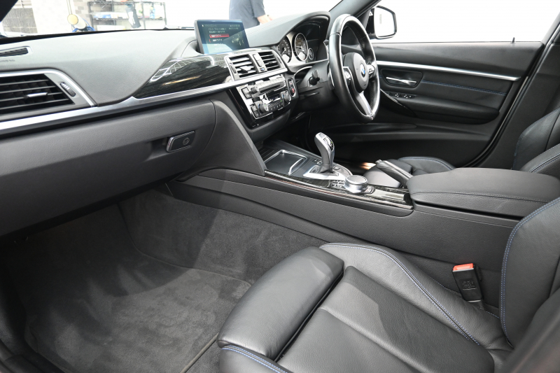BMW 3シリーズ 320i ﾂｰﾘﾝｸﾞ Mｽﾎﾟｰﾂ　正規D車 後期ﾓﾃﾞﾙ ACC 黒革 純正iDriveﾅﾋﾞ Bｶﾒﾗ Carplay Blouetoothｵｰﾃﾞｨｵ LEDﾍｯﾄﾞﾗｲﾄ SPORTﾓｰﾄﾞ 自動Rｹﾞｰﾄ  Mｴｱﾛ&18ｲﾝﾁAW 自動ﾄﾗﾝｸ　2年保証付
