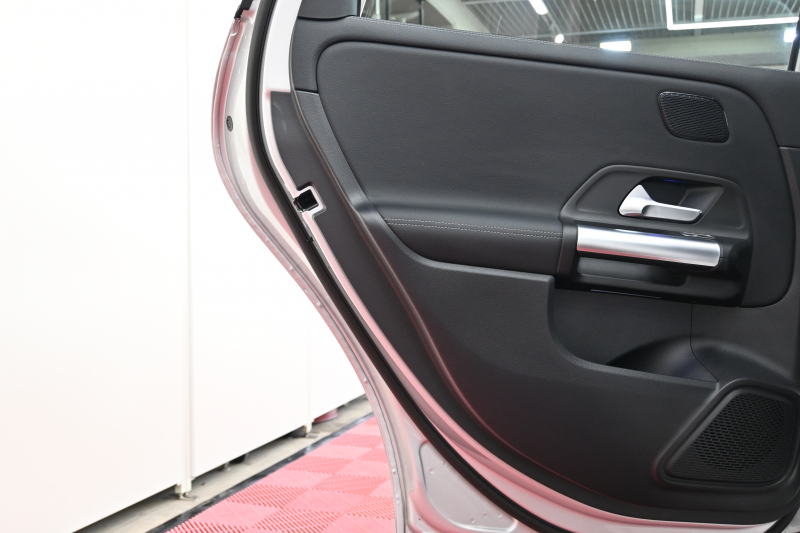 メルセデスベンツ Bクラス B220d AMGﾗｲﾝ&ﾚｻﾞｰｴｸｽｸﾙｰｼﾌﾞPKG ﾚｰﾀﾞｰSP　後期ﾓﾃﾞﾙ ACC 黒革 MBUXﾅﾋﾞ TV Bｶﾒﾗ HUD ｶｰﾎﾞﾝ調ｲﾝﾃﾘｱ ｺﾝﾌｫｰﾄｻｽﾍﾟﾝｼｮﾝ AMGｴｱﾛ&18ｲﾝﾁAW　2年保証