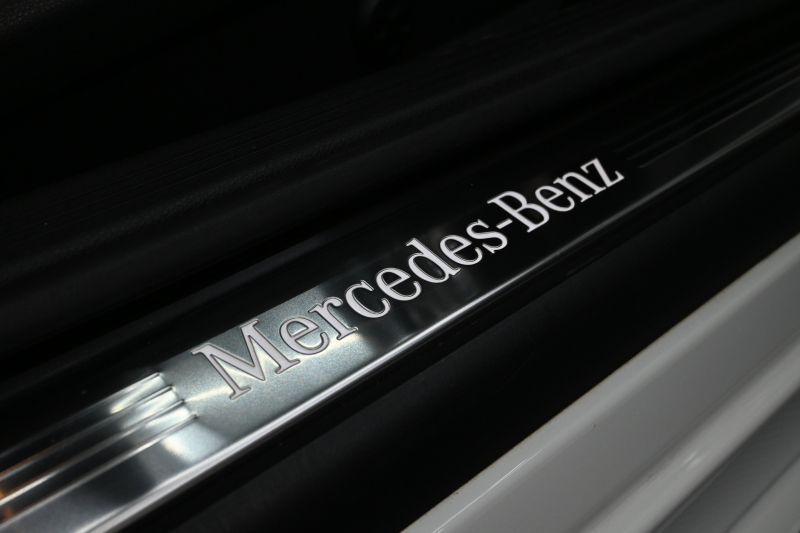 メルセデスベンツ Cクラス C180 ｶﾌﾞﾘｵﾚ ﾚｻﾞｰｴｸｽｸﾙｰｼﾌﾞ&ﾚｰﾀﾞｰSP　ACC 白革 ｴｱｽｶｰﾌ 黒幌 MBUXﾅﾋﾞ TV Bｶﾒﾗ ﾍｯﾄﾞｱｯﾌﾟD ﾏﾙﾁﾋﾞｰﾑLED AMGｴｱﾛ&19ｲﾝﾁAW　2年保証