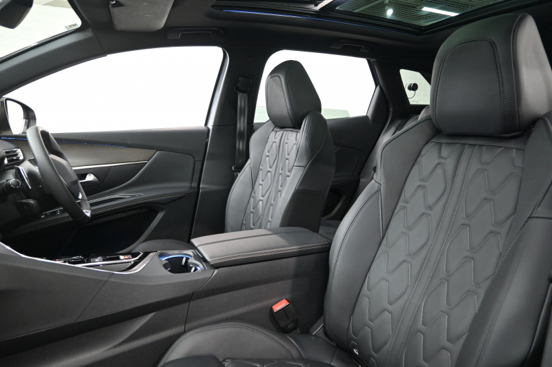プジョー 3008 3008 GT ｴｸﾞｾﾞｸﾃｨﾌﾞｴﾃﾞｨｼｮﾝ　120台限定 後期ﾓﾃﾞﾙ ACC 黒革 ﾊﾟﾉﾗﾏSR 純正ﾃﾞｨｽﾌﾟﾚｲ 360ﾋﾞｼｮﾝ Carplay Blouetoothｵｰﾃﾞｨｵ ｺｰﾅｰｾﾝｻｰ LEDﾍｯﾄﾞﾗｲﾄ 自動Rｹﾞｰﾄ 純正18ｲﾝﾁAW　2年保証