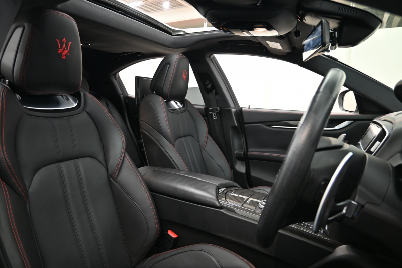 マセラティ ギブリ ﾍﾞｰｽｸﾞﾚｰﾄﾞ　ACC BSM 黒革 ﾋｰﾀｰ ｻﾝﾙｰﾌ 8.4ｲﾝﾁﾅﾋﾞ TV 360ｶﾒﾗ Carplay Blouetoothｵｰﾃﾞｨｵ ｶｰﾎﾞﾝｲﾝﾃﾘｱ ｽｶｲﾌｯｸｻｽﾍﾟﾝｼｮﾝ Sportﾓｰﾄﾞ 純正OP21ｲﾝﾁﾁﾀｰﾉAW　2年保証