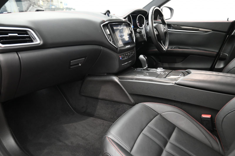 マセラティ ギブリ ﾍﾞｰｽｸﾞﾚｰﾄﾞ　ACC BSM 黒革 ﾋｰﾀｰ ｻﾝﾙｰﾌ 8.4ｲﾝﾁﾅﾋﾞ TV 360ｶﾒﾗ Carplay Blouetoothｵｰﾃﾞｨｵ ｶｰﾎﾞﾝｲﾝﾃﾘｱ ｽｶｲﾌｯｸｻｽﾍﾟﾝｼｮﾝ Sportﾓｰﾄﾞ 純正OP21ｲﾝﾁﾁﾀｰﾉAW　2年保証