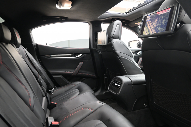 マセラティ ギブリ ﾍﾞｰｽｸﾞﾚｰﾄﾞ　ACC BSM 黒革 ﾋｰﾀｰ ｻﾝﾙｰﾌ 8.4ｲﾝﾁﾅﾋﾞ TV 360ｶﾒﾗ Carplay Blouetoothｵｰﾃﾞｨｵ ｶｰﾎﾞﾝｲﾝﾃﾘｱ ｽｶｲﾌｯｸｻｽﾍﾟﾝｼｮﾝ Sportﾓｰﾄﾞ 純正OP21ｲﾝﾁﾁﾀｰﾉAW　2年保証
