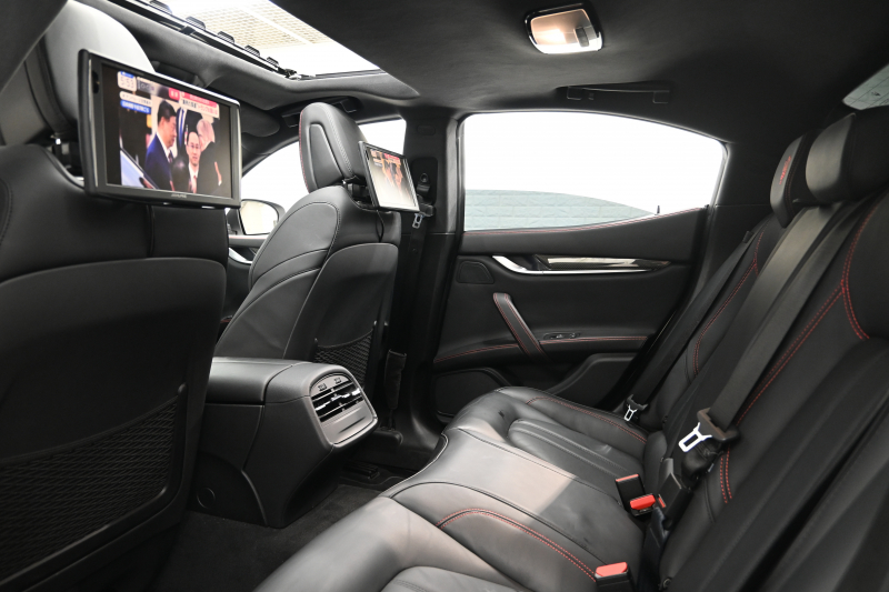 マセラティ ギブリ ﾍﾞｰｽｸﾞﾚｰﾄﾞ　ACC BSM 黒革 ﾋｰﾀｰ ｻﾝﾙｰﾌ 8.4ｲﾝﾁﾅﾋﾞ TV 360ｶﾒﾗ Carplay Blouetoothｵｰﾃﾞｨｵ ｶｰﾎﾞﾝｲﾝﾃﾘｱ ｽｶｲﾌｯｸｻｽﾍﾟﾝｼｮﾝ Sportﾓｰﾄﾞ 純正OP21ｲﾝﾁﾁﾀｰﾉAW　2年保証