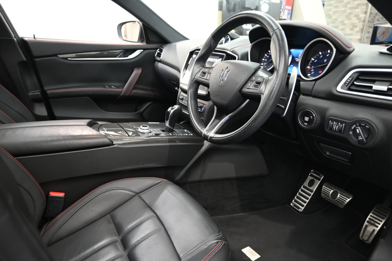 マセラティ ギブリ ﾍﾞｰｽｸﾞﾚｰﾄﾞ　ACC BSM 黒革 ﾋｰﾀｰ ｻﾝﾙｰﾌ 8.4ｲﾝﾁﾅﾋﾞ TV 360ｶﾒﾗ Carplay Blouetoothｵｰﾃﾞｨｵ ｶｰﾎﾞﾝｲﾝﾃﾘｱ ｽｶｲﾌｯｸｻｽﾍﾟﾝｼｮﾝ Sportﾓｰﾄﾞ 純正OP21ｲﾝﾁﾁﾀｰﾉAW　2年保証
