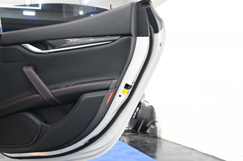 マセラティ ギブリ ﾍﾞｰｽｸﾞﾚｰﾄﾞ　ACC BSM 黒革 ﾋｰﾀｰ ｻﾝﾙｰﾌ 8.4ｲﾝﾁﾅﾋﾞ TV 360ｶﾒﾗ Carplay Blouetoothｵｰﾃﾞｨｵ ｶｰﾎﾞﾝｲﾝﾃﾘｱ ｽｶｲﾌｯｸｻｽﾍﾟﾝｼｮﾝ Sportﾓｰﾄﾞ 純正OP21ｲﾝﾁﾁﾀｰﾉAW　2年保証