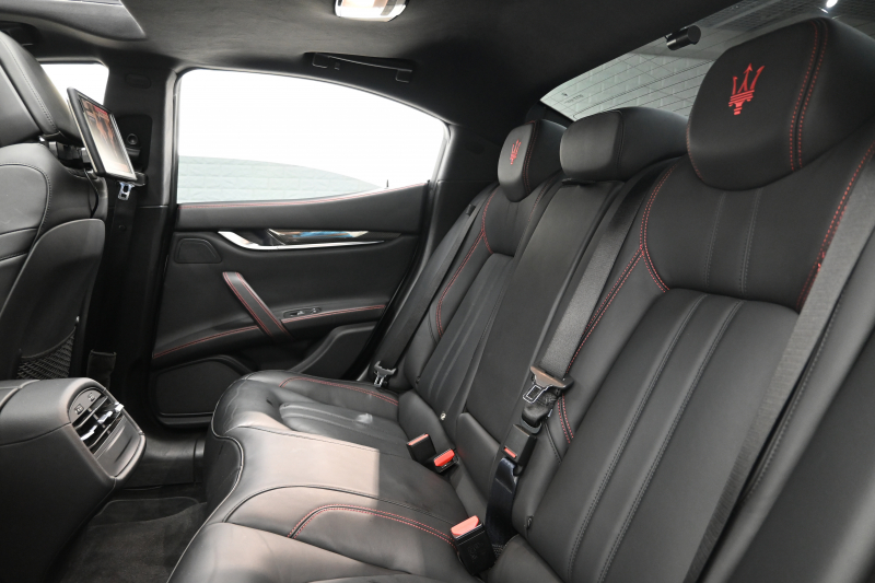 マセラティ ギブリ ﾍﾞｰｽｸﾞﾚｰﾄﾞ　ACC BSM 黒革 ﾋｰﾀｰ ｻﾝﾙｰﾌ 8.4ｲﾝﾁﾅﾋﾞ TV 360ｶﾒﾗ Carplay Blouetoothｵｰﾃﾞｨｵ ｶｰﾎﾞﾝｲﾝﾃﾘｱ ｽｶｲﾌｯｸｻｽﾍﾟﾝｼｮﾝ Sportﾓｰﾄﾞ 純正OP21ｲﾝﾁﾁﾀｰﾉAW　2年保証