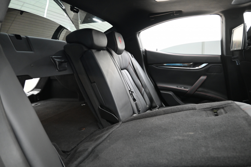 マセラティ ギブリ ﾍﾞｰｽｸﾞﾚｰﾄﾞ　ACC BSM 黒革 ﾋｰﾀｰ ｻﾝﾙｰﾌ 8.4ｲﾝﾁﾅﾋﾞ TV 360ｶﾒﾗ Carplay Blouetoothｵｰﾃﾞｨｵ ｶｰﾎﾞﾝｲﾝﾃﾘｱ ｽｶｲﾌｯｸｻｽﾍﾟﾝｼｮﾝ Sportﾓｰﾄﾞ 純正OP21ｲﾝﾁﾁﾀｰﾉAW　2年保証