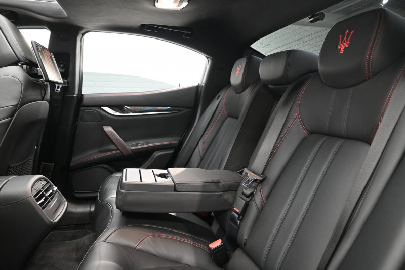 マセラティ ギブリ ﾍﾞｰｽｸﾞﾚｰﾄﾞ　ACC BSM 黒革 ﾋｰﾀｰ ｻﾝﾙｰﾌ 8.4ｲﾝﾁﾅﾋﾞ TV 360ｶﾒﾗ Carplay Blouetoothｵｰﾃﾞｨｵ ｶｰﾎﾞﾝｲﾝﾃﾘｱ ｽｶｲﾌｯｸｻｽﾍﾟﾝｼｮﾝ Sportﾓｰﾄﾞ 純正OP21ｲﾝﾁﾁﾀｰﾉAW　2年保証