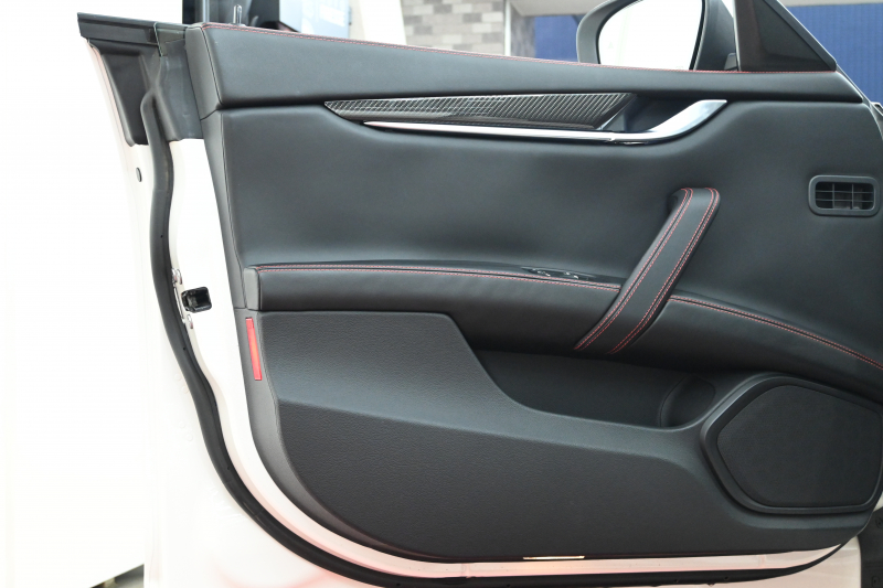 マセラティ ギブリ ﾍﾞｰｽｸﾞﾚｰﾄﾞ　ACC BSM 黒革 ﾋｰﾀｰ ｻﾝﾙｰﾌ 8.4ｲﾝﾁﾅﾋﾞ TV 360ｶﾒﾗ Carplay Blouetoothｵｰﾃﾞｨｵ ｶｰﾎﾞﾝｲﾝﾃﾘｱ ｽｶｲﾌｯｸｻｽﾍﾟﾝｼｮﾝ Sportﾓｰﾄﾞ 純正OP21ｲﾝﾁﾁﾀｰﾉAW　2年保証