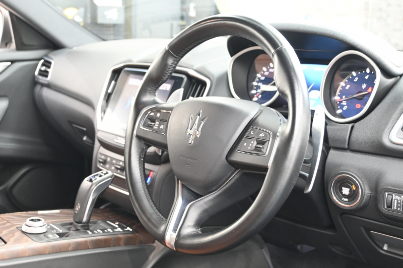 マセラティ ギブリ ﾍﾞｰｽｸﾞﾚｰﾄﾞ　中期ﾓﾃﾞﾙ ACC BSM 茶革 ﾋｰﾀｰ 8.4ｲﾝﾁﾅﾋﾞ TV Bｶﾒﾗ Carplay Blouetoothｵｰﾃﾞｨｵ ﾗﾃﾞｨｶｲﾝﾃﾘｱ Sportﾓｰﾄﾞ ｼﾙﾊﾞｰｷｬﾘﾊﾟｰ 純正19ｲﾝﾁAW　2年保証