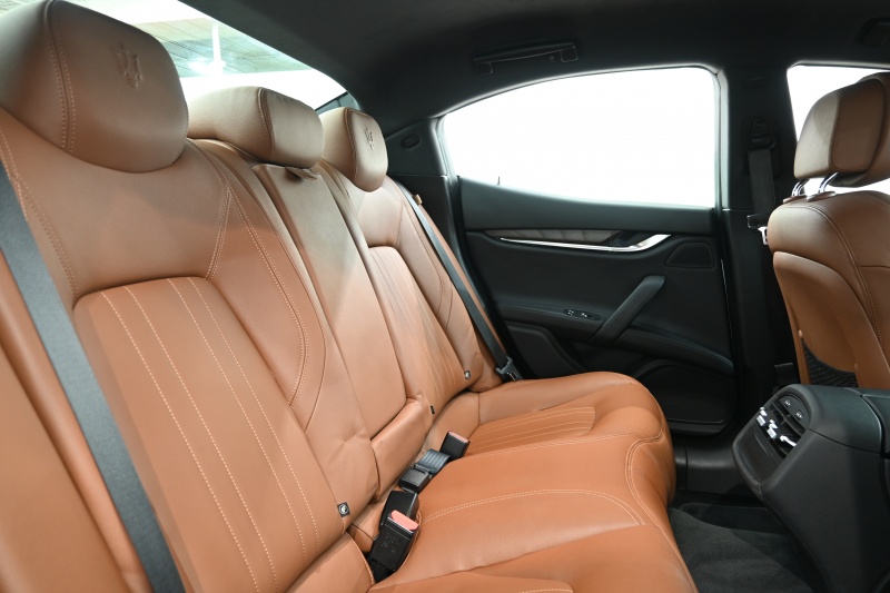 マセラティ ギブリ ﾍﾞｰｽｸﾞﾚｰﾄﾞ　中期ﾓﾃﾞﾙ ACC BSM 茶革 ﾋｰﾀｰ 8.4ｲﾝﾁﾅﾋﾞ TV Bｶﾒﾗ Carplay Blouetoothｵｰﾃﾞｨｵ ﾗﾃﾞｨｶｲﾝﾃﾘｱ Sportﾓｰﾄﾞ ｼﾙﾊﾞｰｷｬﾘﾊﾟｰ 純正19ｲﾝﾁAW　2年保証