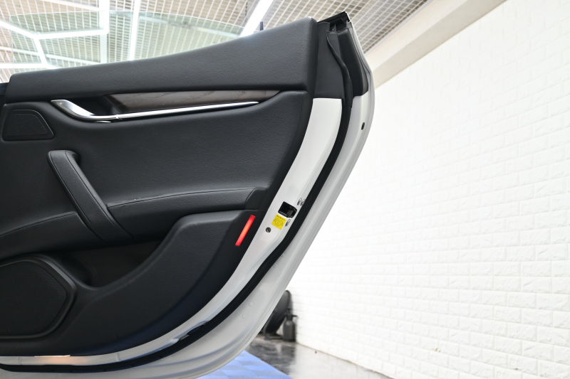 マセラティ ギブリ ﾍﾞｰｽｸﾞﾚｰﾄﾞ　中期ﾓﾃﾞﾙ ACC BSM 茶革 ﾋｰﾀｰ 8.4ｲﾝﾁﾅﾋﾞ TV Bｶﾒﾗ Carplay Blouetoothｵｰﾃﾞｨｵ ﾗﾃﾞｨｶｲﾝﾃﾘｱ Sportﾓｰﾄﾞ ｼﾙﾊﾞｰｷｬﾘﾊﾟｰ 純正19ｲﾝﾁAW　2年保証