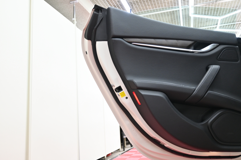 マセラティ ギブリ ﾍﾞｰｽｸﾞﾚｰﾄﾞ　中期ﾓﾃﾞﾙ ACC BSM 茶革 ﾋｰﾀｰ 8.4ｲﾝﾁﾅﾋﾞ TV Bｶﾒﾗ Carplay Blouetoothｵｰﾃﾞｨｵ ﾗﾃﾞｨｶｲﾝﾃﾘｱ Sportﾓｰﾄﾞ ｼﾙﾊﾞｰｷｬﾘﾊﾟｰ 純正19ｲﾝﾁAW　2年保証