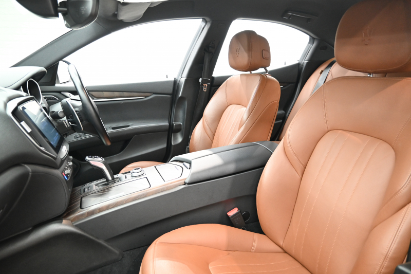 マセラティ ギブリ ﾍﾞｰｽｸﾞﾚｰﾄﾞ　中期ﾓﾃﾞﾙ ACC BSM 茶革 ﾋｰﾀｰ 8.4ｲﾝﾁﾅﾋﾞ TV Bｶﾒﾗ Carplay Blouetoothｵｰﾃﾞｨｵ ﾗﾃﾞｨｶｲﾝﾃﾘｱ Sportﾓｰﾄﾞ ｼﾙﾊﾞｰｷｬﾘﾊﾟｰ 純正19ｲﾝﾁAW　2年保証