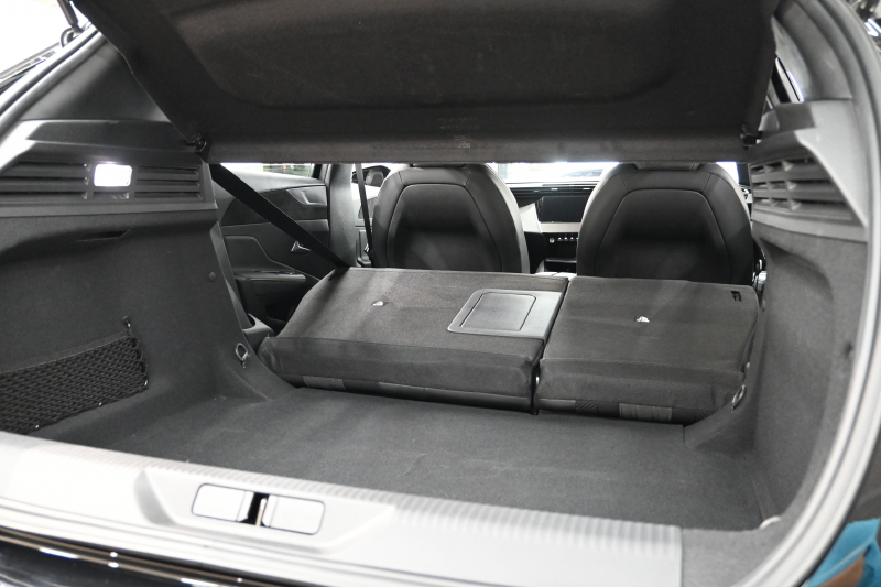 プジョー 308 GT ﾌﾞﾙｰHDi　 正規D車 有償色 ﾌﾞﾗｯｸﾚｻﾞｰ/ｱﾙｶﾝﾀﾗｼｰﾄ ﾋｰﾀｰ 純正ﾀｯﾁｽｸﾘｰﾝﾅﾋﾞ 360ｶﾒﾗ CarPlay ｱﾀﾞﾌﾟﾃｨﾌﾞｸﾙｰｽﾞｺﾝﾄﾛｰﾙ LEDﾍｯﾄﾞﾗｲﾄ 純正18ｲﾝﾁAW　2年保証付