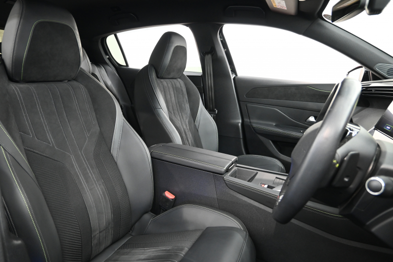 プジョー 308 GT ﾌﾞﾙｰHDi　 正規D車 有償色 ﾌﾞﾗｯｸﾚｻﾞｰ/ｱﾙｶﾝﾀﾗｼｰﾄ ﾋｰﾀｰ 純正ﾀｯﾁｽｸﾘｰﾝﾅﾋﾞ 360ｶﾒﾗ CarPlay ｱﾀﾞﾌﾟﾃｨﾌﾞｸﾙｰｽﾞｺﾝﾄﾛｰﾙ LEDﾍｯﾄﾞﾗｲﾄ 純正18ｲﾝﾁAW　2年保証付