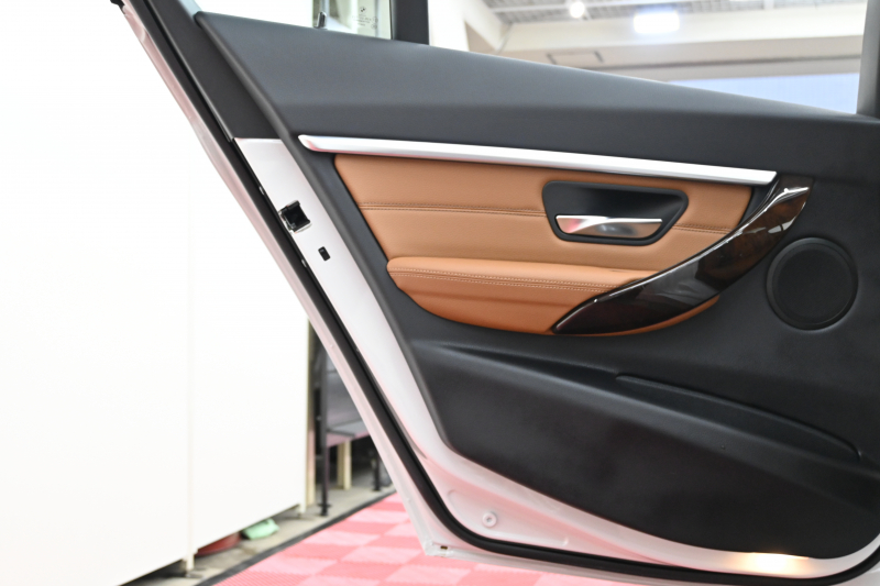 BMW 3シリーズ 320i ﾗｸﾞｼﾞｭｱﾘｰ　後期ﾓﾃﾞﾙ 1ｵｰﾅｰ ﾌﾞﾗｳﾝﾚｻﾞｰ IDriveﾅﾋﾞ ﾊﾞｯｸｶﾒﾗ Blouetoothｵｰﾃﾞｨｵ ｱﾀﾞﾌﾟﾃｨﾌﾞｸﾙｰｽﾞｺﾝﾄﾛｰﾙ LEDﾍｯﾄﾞﾗｲﾄ ﾊﾟｰｷﾝｸﾞｾﾝｻｰ 純正17ｲﾝﾁAW　2年保証