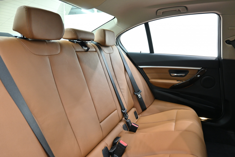 BMW 3シリーズ 320i ﾗｸﾞｼﾞｭｱﾘｰ　後期ﾓﾃﾞﾙ 1ｵｰﾅｰ ﾌﾞﾗｳﾝﾚｻﾞｰ IDriveﾅﾋﾞ ﾊﾞｯｸｶﾒﾗ Blouetoothｵｰﾃﾞｨｵ ｱﾀﾞﾌﾟﾃｨﾌﾞｸﾙｰｽﾞｺﾝﾄﾛｰﾙ LEDﾍｯﾄﾞﾗｲﾄ ﾊﾟｰｷﾝｸﾞｾﾝｻｰ 純正17ｲﾝﾁAW　2年保証