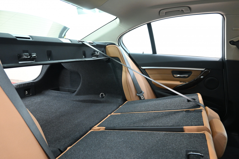 BMW 3シリーズ 320i ﾗｸﾞｼﾞｭｱﾘｰ　後期ﾓﾃﾞﾙ 1ｵｰﾅｰ ﾌﾞﾗｳﾝﾚｻﾞｰ IDriveﾅﾋﾞ ﾊﾞｯｸｶﾒﾗ Blouetoothｵｰﾃﾞｨｵ ｱﾀﾞﾌﾟﾃｨﾌﾞｸﾙｰｽﾞｺﾝﾄﾛｰﾙ LEDﾍｯﾄﾞﾗｲﾄ ﾊﾟｰｷﾝｸﾞｾﾝｻｰ 純正17ｲﾝﾁAW　2年保証