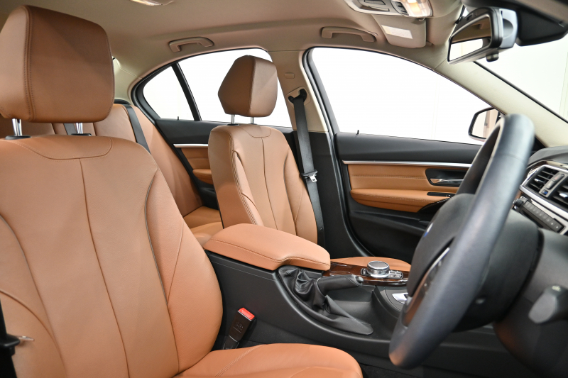 BMW 3シリーズ 320i ﾗｸﾞｼﾞｭｱﾘｰ　後期ﾓﾃﾞﾙ 1ｵｰﾅｰ ﾌﾞﾗｳﾝﾚｻﾞｰ IDriveﾅﾋﾞ ﾊﾞｯｸｶﾒﾗ Blouetoothｵｰﾃﾞｨｵ ｱﾀﾞﾌﾟﾃｨﾌﾞｸﾙｰｽﾞｺﾝﾄﾛｰﾙ LEDﾍｯﾄﾞﾗｲﾄ ﾊﾟｰｷﾝｸﾞｾﾝｻｰ 純正17ｲﾝﾁAW　2年保証