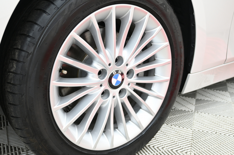 BMW 3シリーズ 320i ﾗｸﾞｼﾞｭｱﾘｰ　後期ﾓﾃﾞﾙ 1ｵｰﾅｰ ﾌﾞﾗｳﾝﾚｻﾞｰ IDriveﾅﾋﾞ ﾊﾞｯｸｶﾒﾗ Blouetoothｵｰﾃﾞｨｵ ｱﾀﾞﾌﾟﾃｨﾌﾞｸﾙｰｽﾞｺﾝﾄﾛｰﾙ LEDﾍｯﾄﾞﾗｲﾄ ﾊﾟｰｷﾝｸﾞｾﾝｻｰ 純正17ｲﾝﾁAW　2年保証