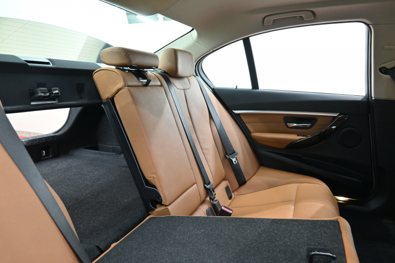 BMW 3シリーズ 320i ﾗｸﾞｼﾞｭｱﾘｰ　後期ﾓﾃﾞﾙ 1ｵｰﾅｰ ﾌﾞﾗｳﾝﾚｻﾞｰ IDriveﾅﾋﾞ ﾊﾞｯｸｶﾒﾗ Blouetoothｵｰﾃﾞｨｵ ｱﾀﾞﾌﾟﾃｨﾌﾞｸﾙｰｽﾞｺﾝﾄﾛｰﾙ LEDﾍｯﾄﾞﾗｲﾄ ﾊﾟｰｷﾝｸﾞｾﾝｻｰ 純正17ｲﾝﾁAW　2年保証