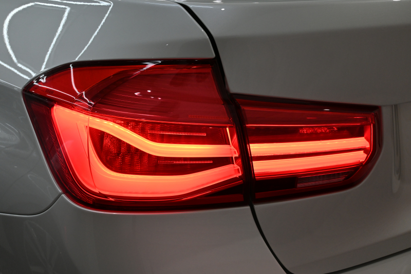 BMW 3シリーズ 320i ﾗｸﾞｼﾞｭｱﾘｰ　後期ﾓﾃﾞﾙ 1ｵｰﾅｰ ﾌﾞﾗｳﾝﾚｻﾞｰ IDriveﾅﾋﾞ ﾊﾞｯｸｶﾒﾗ Blouetoothｵｰﾃﾞｨｵ ｱﾀﾞﾌﾟﾃｨﾌﾞｸﾙｰｽﾞｺﾝﾄﾛｰﾙ LEDﾍｯﾄﾞﾗｲﾄ ﾊﾟｰｷﾝｸﾞｾﾝｻｰ 純正17ｲﾝﾁAW　2年保証