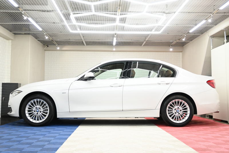 BMW 3シリーズ 320i ﾗｸﾞｼﾞｭｱﾘｰ　後期ﾓﾃﾞﾙ 1ｵｰﾅｰ ﾌﾞﾗｳﾝﾚｻﾞｰ IDriveﾅﾋﾞ ﾊﾞｯｸｶﾒﾗ Blouetoothｵｰﾃﾞｨｵ ｱﾀﾞﾌﾟﾃｨﾌﾞｸﾙｰｽﾞｺﾝﾄﾛｰﾙ LEDﾍｯﾄﾞﾗｲﾄ ﾊﾟｰｷﾝｸﾞｾﾝｻｰ 純正17ｲﾝﾁAW　2年保証