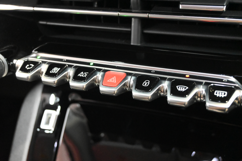 プジョー 2008 ｱﾘｭｰﾙ　 ACC LKA LPA CarPlay Pｽﾀ ECO ｺﾝﾋﾞﾚｻﾞｰ 7ｲﾝﾁﾀｯﾁｽｸﾘｰﾝ Bｶﾒﾗ ﾜｲﾔﾚｽ充電器 純正17ｲﾝﾁAW　2年保証付