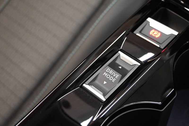 プジョー 2008 ｱﾘｭｰﾙ　 ACC LKA LPA CarPlay Pｽﾀ ECO ｺﾝﾋﾞﾚｻﾞｰ 7ｲﾝﾁﾀｯﾁｽｸﾘｰﾝ Bｶﾒﾗ ﾜｲﾔﾚｽ充電器 純正17ｲﾝﾁAW　2年保証付